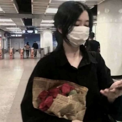 2021超酷手拿水果的唯美女生头像图片