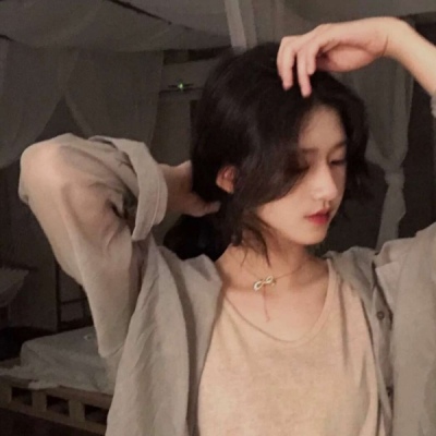 2021超酷手拿水果的唯美女生头像图片