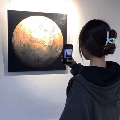 2021超酷手拿水果的唯美女生头像图片