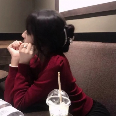2021超酷手拿水果的唯美女生头像图片