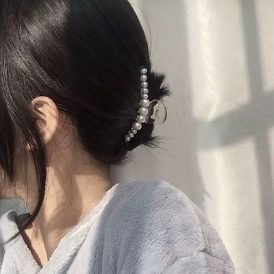 2021超酷手拿水果的唯美女生头像图片