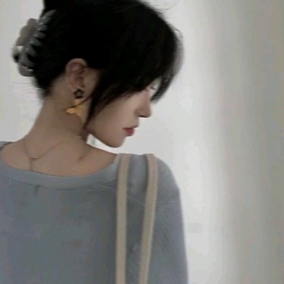 2021超酷手拿水果的唯美女生头像图片