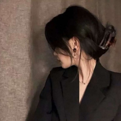 2021超酷手拿水果的唯美女生头像图片