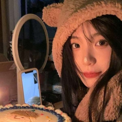 彩虹色头发的女生头像图片