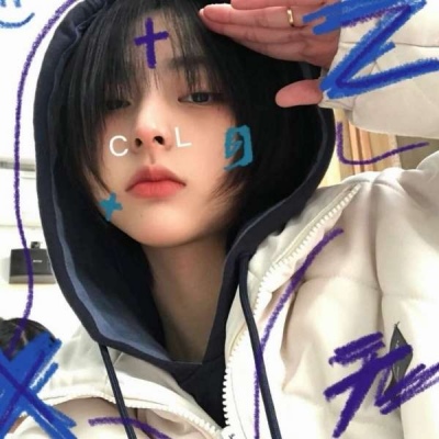 彩虹色头发的女生头像图片