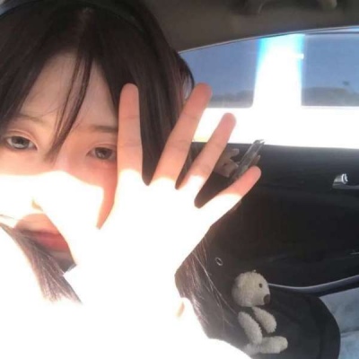彩虹色头发的女生头像图片
