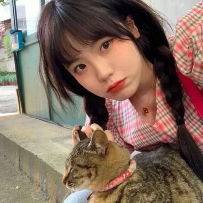 彩虹色头发的女生头像图片