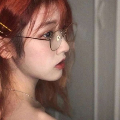 彩虹色头发的女生头像图片