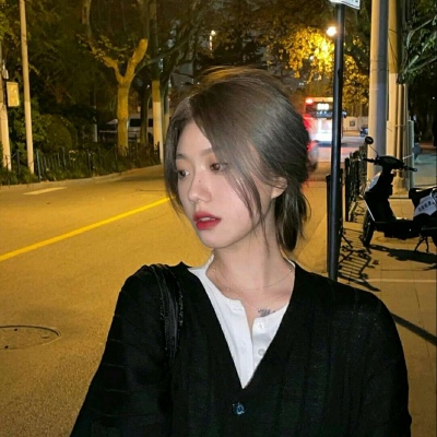 2021微信头像女生霸气高冷 侧面黑白图片