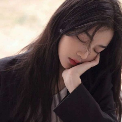 2021成熟女生头像露腰露肩图片