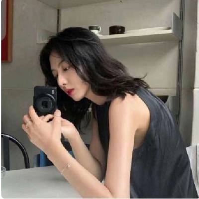 2021成熟女生头像露腰露肩图片