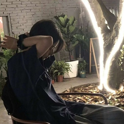 2021年头像伤感开心潇洒头像女生图片
