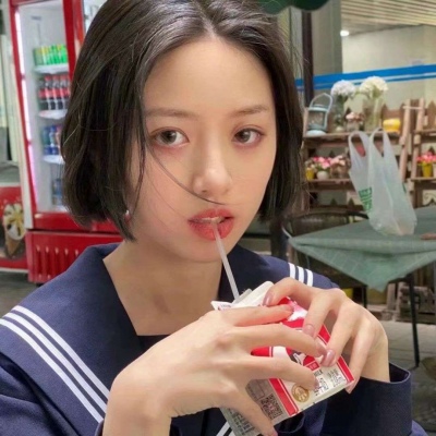 2021年蓝色短发女生头像海洋馆图片