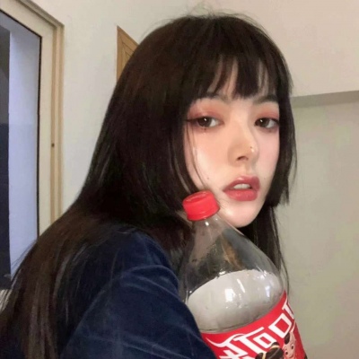 2021年蓝色短发女生头像海洋馆图片