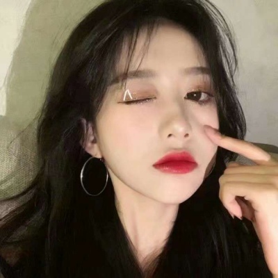 2021年蓝色短发女生头像海洋馆图片