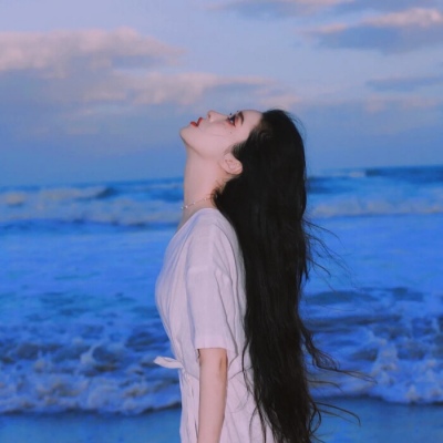 高清很有气质的2021年侧面全身捧花头像女生图片