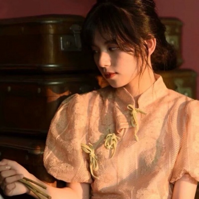 高清很有气质的2021年侧面全身捧花头像女生图片