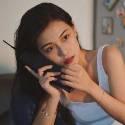 高清很有气质的2021年侧面全身捧花头像女生图片