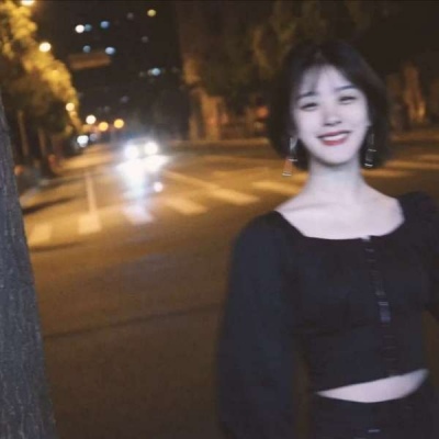 高清个性潮图头像女生给男生戴发箍的情侣头像图片