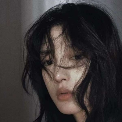 高清个性潮图头像女生给男生戴发箍的情侣头像图片
