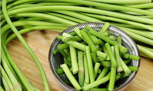 蒜苔炒肉的做法步骤 家常菜炒蒜苔用焯水吗