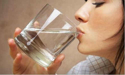 睡前喝水会水肿么？这类人最好避免睡前喝水图片