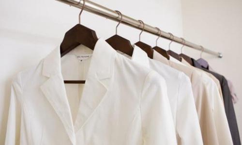 白色衣服发黄怎么洗白 这些小妙招让你的衣服越穿越白！