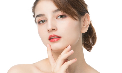 女生化妆后的迷之自信 新手化妆的正确步骤有哪些？图片