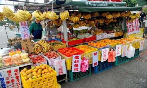 摆地摊卖什么最赚钱而且很受欢迎？2020最火的地摊经济