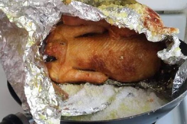 盐焗鸡的做法揭秘 电饭煲正宗做法小窍门不外传图片