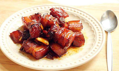 红烧肉的正宗做法，家庭版红烧肉的具体步骤好吃入味
