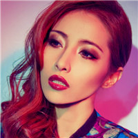 深棕色系的头发颓废表情的欧美女生唯美好看头像图片图片