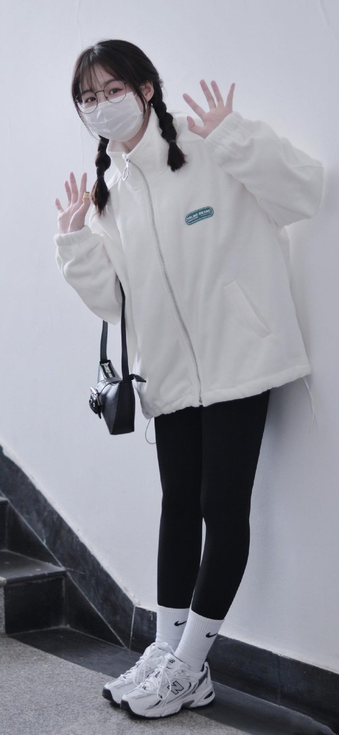 半口小希元短裤气美女壁纸