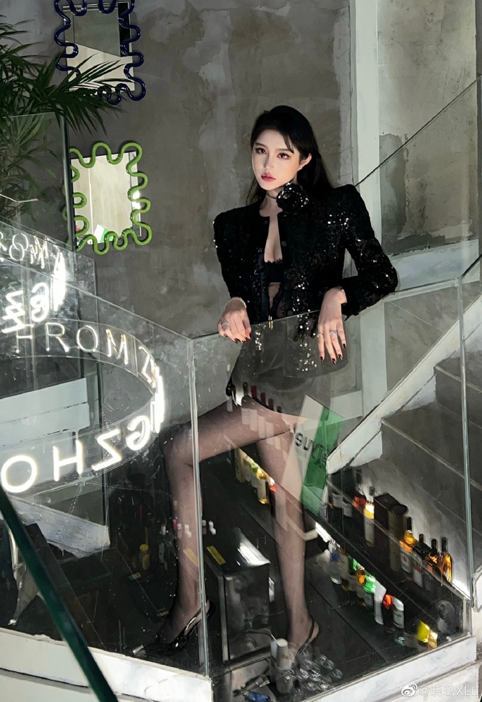 黑色丝袜搭配唯美的身材太美了图片