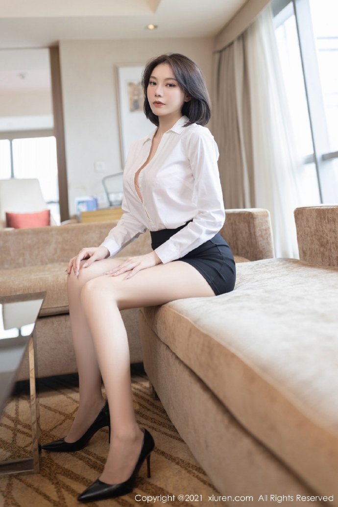 一身经典的职业装OL，与粉色内衣极致朦胧si袜，浑然天成气息绝佳完美搭配，婀娜身姿妩媚撩人心魄图片