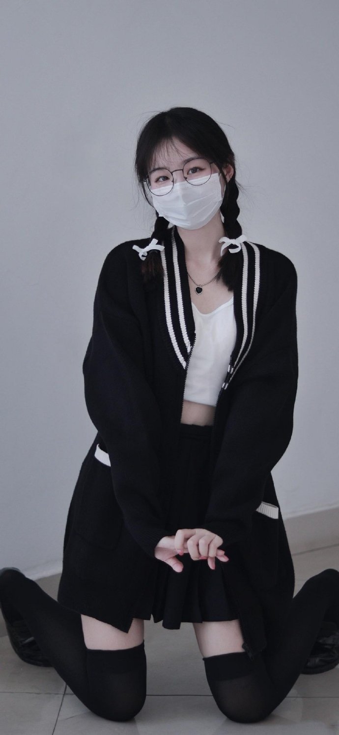 半口小希元短裤气美女壁纸图片