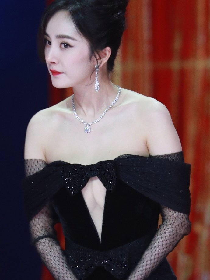 杨幂低胸肉丝黑色裙壁纸