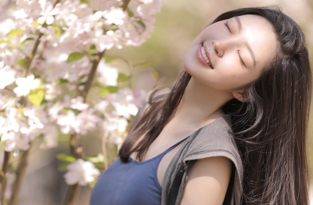 奋斗早安正能量励志语短句 女孩子一定要努力改变自己，要变得越来越优秀，因为只有你变得越来越优秀的时候，全世界都会对你和颜悦色