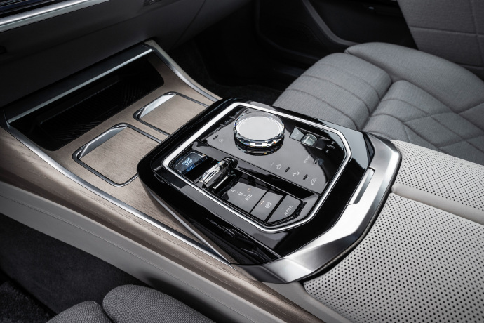 靓车壁纸 2022 宝马 i7 xDrive60图片