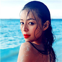 深棕色系的头发颓废表情的欧美女生唯美好看头像图片图片