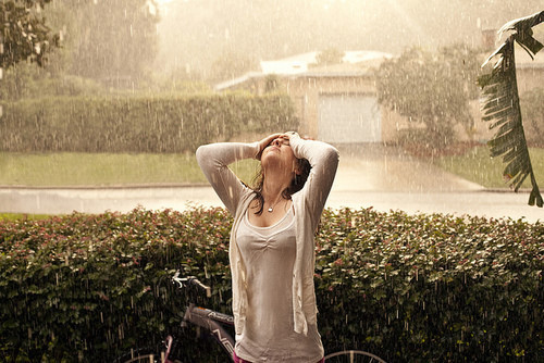 适合雨天发的简短句子 下雨的有意境的短句子图片