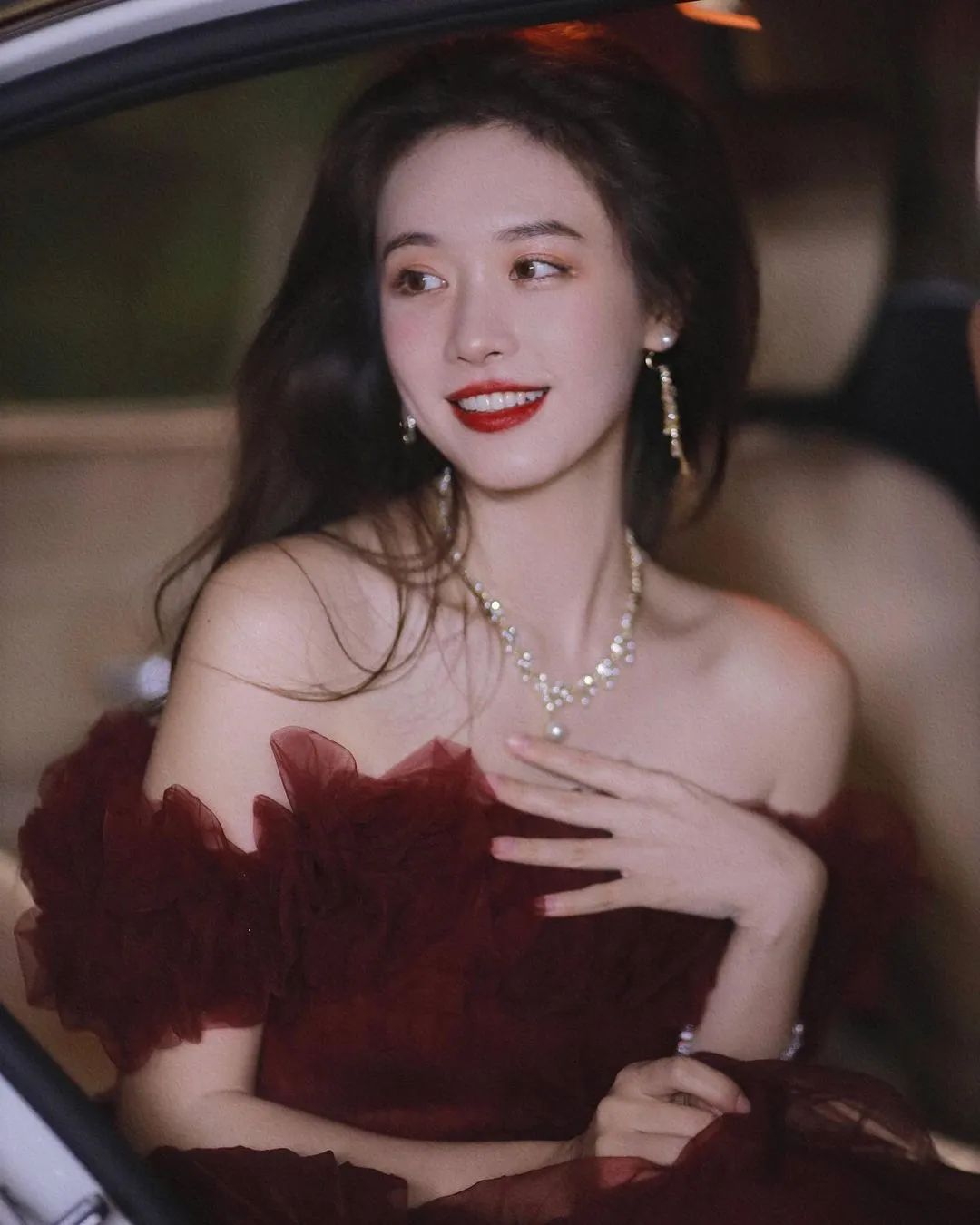 国产少女一瓶紫薯牛奶窈窕身姿宝藏穿搭图片
