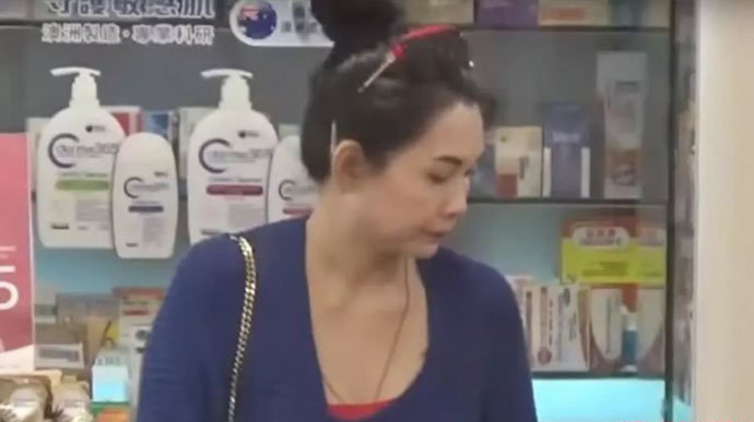 邱淑贞素颜独自购物