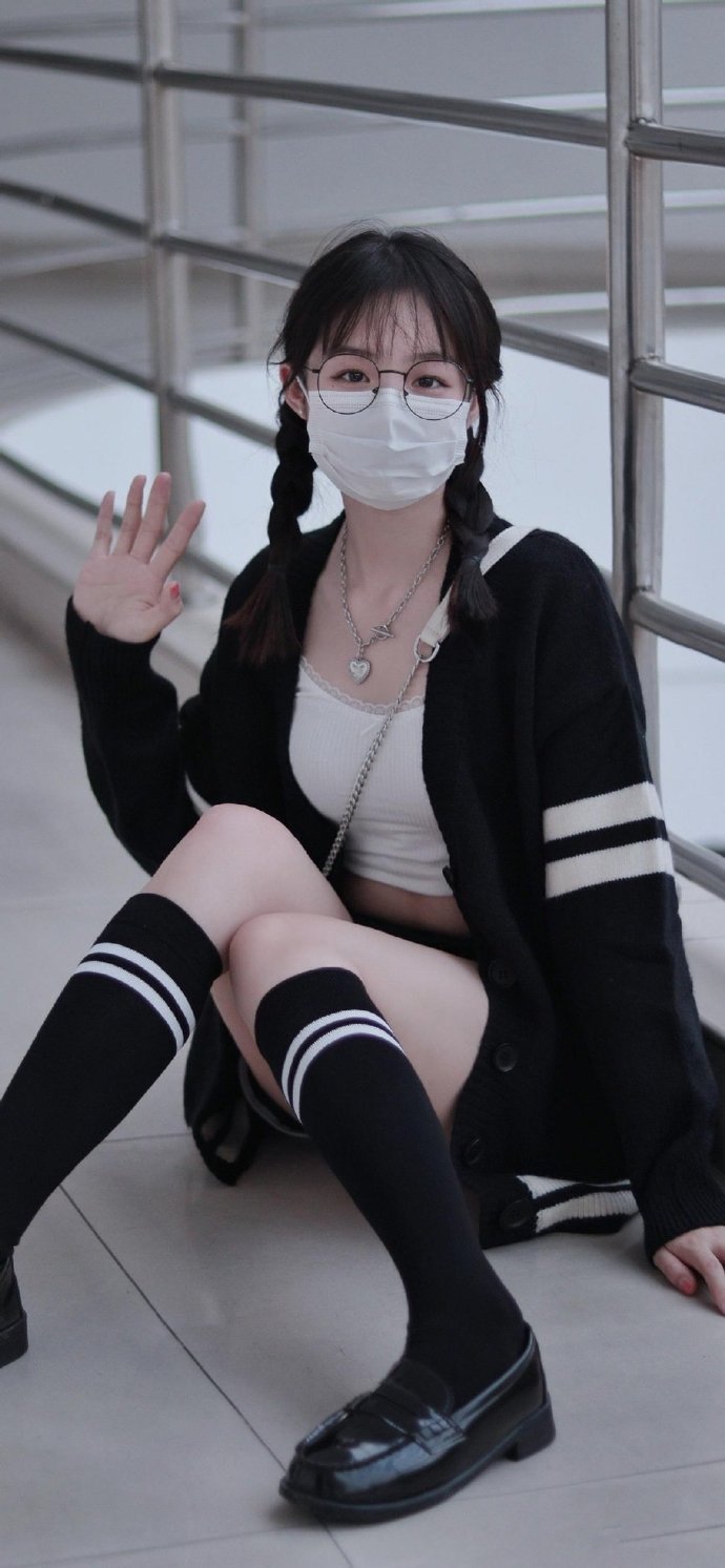 半口小希元短裤气美女壁纸图片