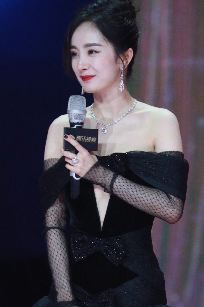 杨幂低胸肉丝黑色裙壁纸图片
