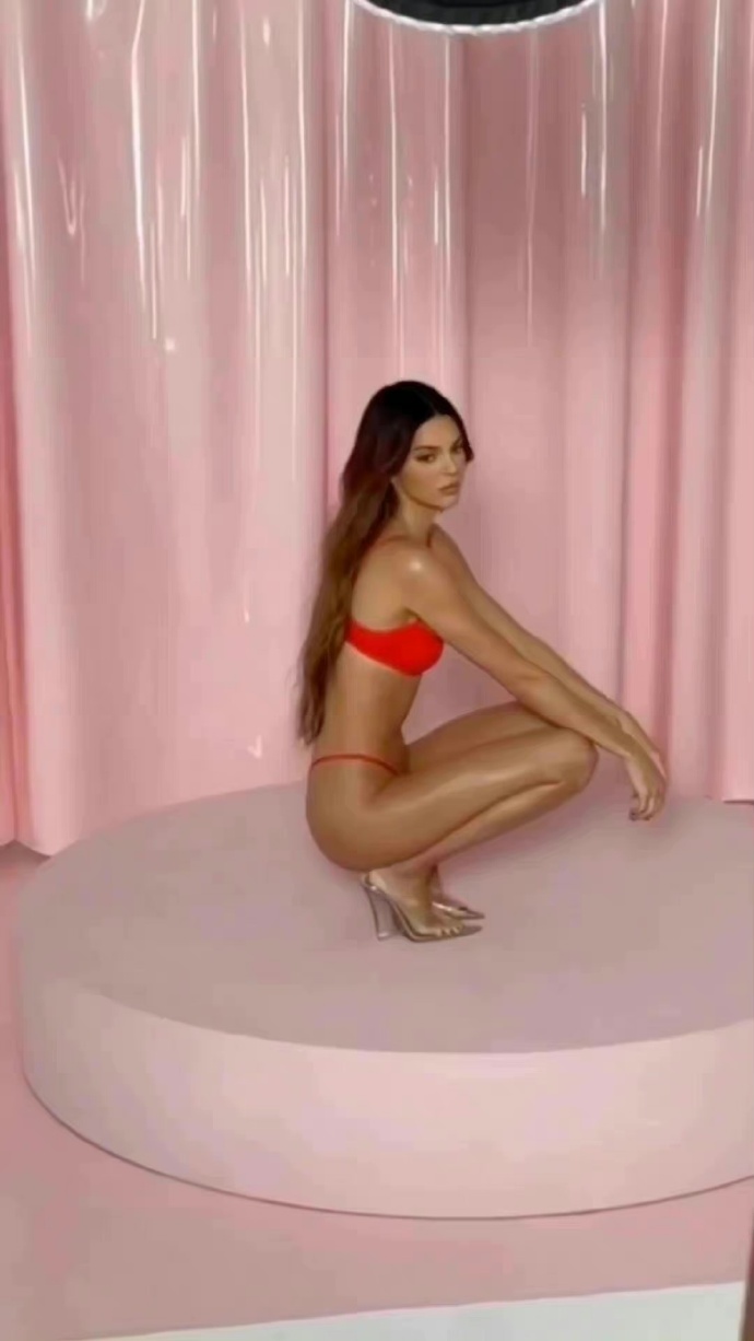 肯达尔·詹娜 (KendallJenner) 三点式比基尼性感手机壁纸图片