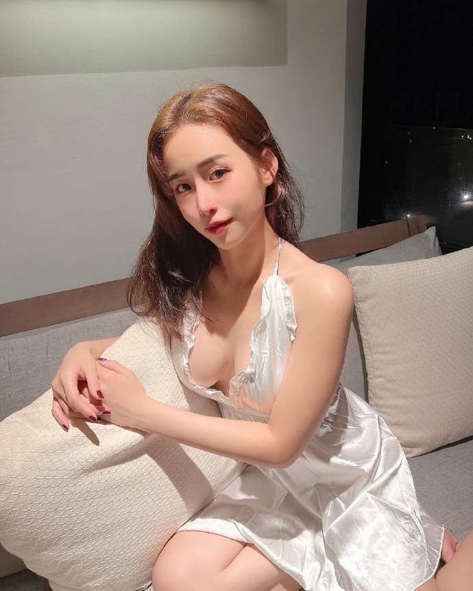 全屏壁纸超好看女  比较骚气的壁纸