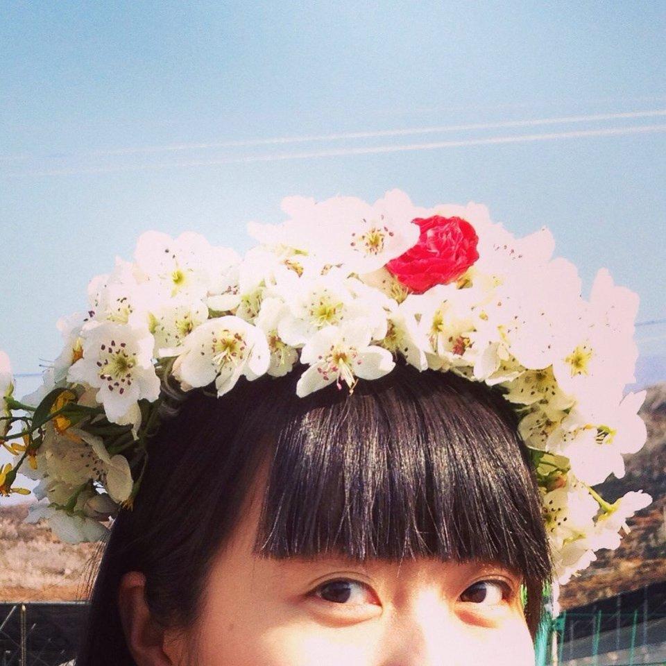 姐儿头上戴着杜鹃花呀,迎着风儿随浪逐彩霞