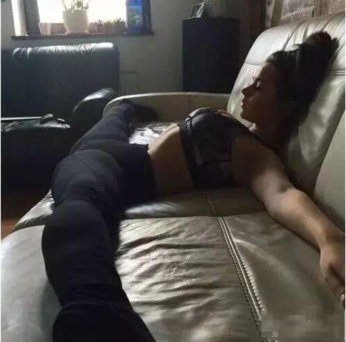 看来这个姑娘真的是累了