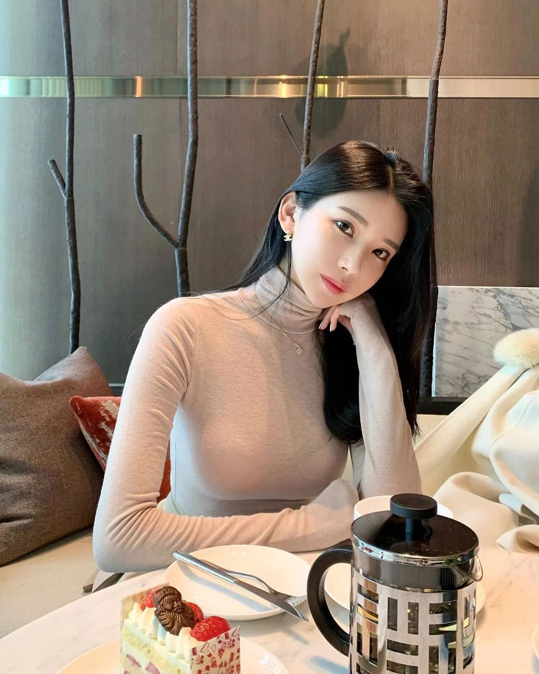 长腿女神​韩国网红jisoobae秀色可餐，身材曲线也极佳图片